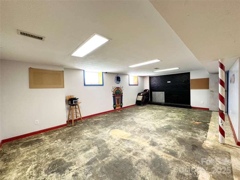 1586 Echo Drive, Lenoir, NC 28645.  MLS# CAR4279246, YatesRealty ID 25091. Bsmt Living Room
