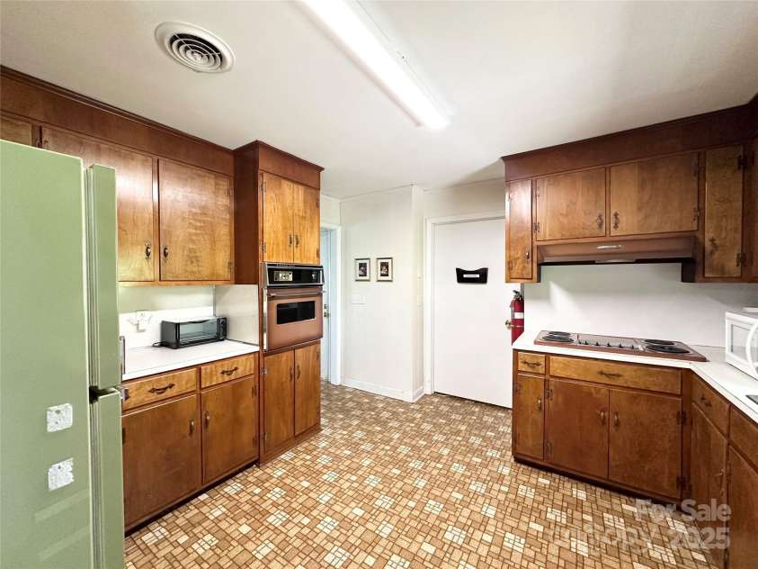 1586 Echo Drive, Lenoir, NC 28645.  MLS# CAR4279246, YatesRealty ID 25091. Kitchen