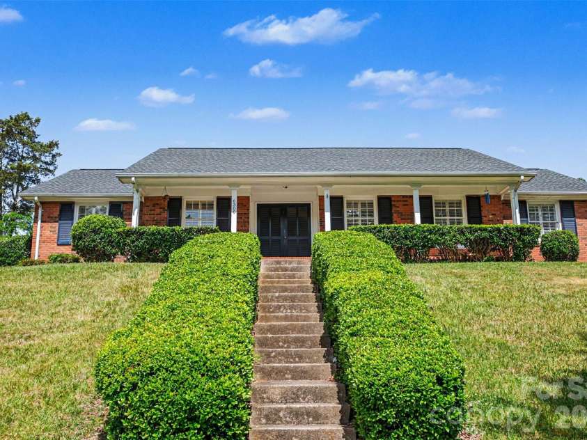 6300 Idlebrook Drive, Charlotte, NC 28212.  MLS# CAR4380402, YatesRealty ID 25096. 
