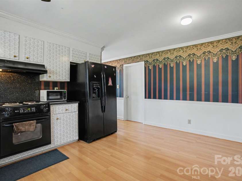 6300 Idlebrook Drive, Charlotte, NC 28212.  MLS# CAR4380402, YatesRealty ID 25096. 