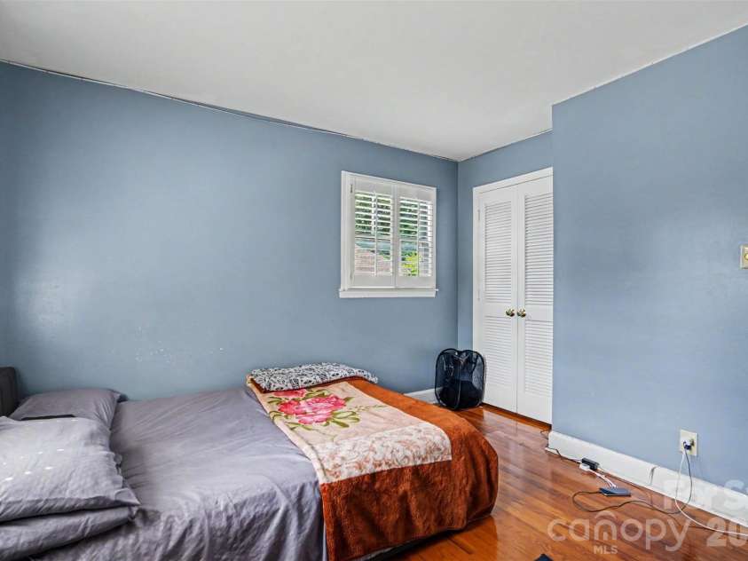 6300 Idlebrook Drive, Charlotte, NC 28212.  MLS# CAR4380402, YatesRealty ID 25096. 