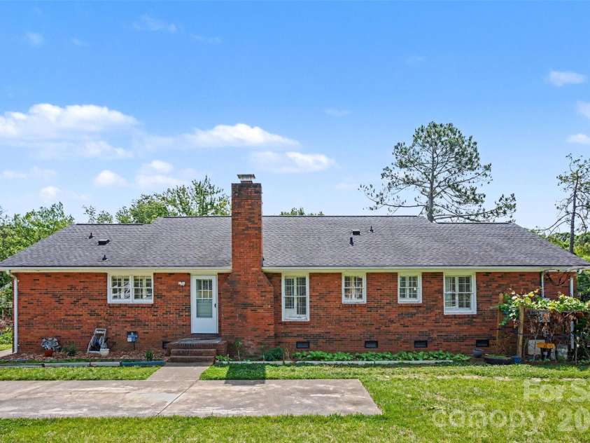 6300 Idlebrook Drive, Charlotte, NC 28212.  MLS# CAR4380402, YatesRealty ID 25096. 