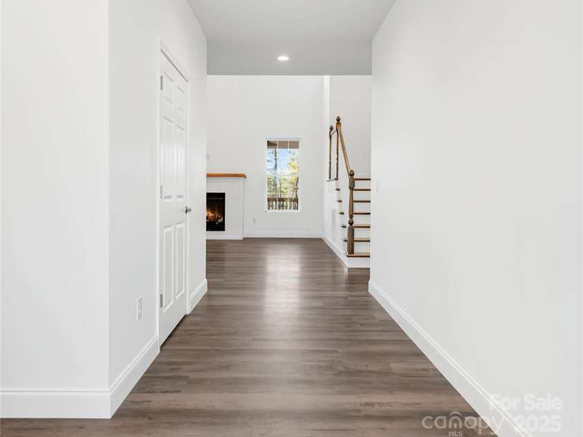 690 Settlers Trail, Mars Hill, NC 28754.  MLS# CAR4259983, YatesRealty ID 25096. Front Entry - Foyer