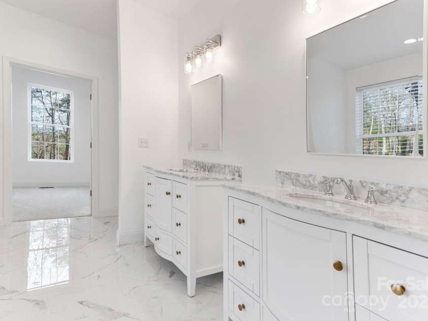 690 Settlers Trail, Mars Hill, NC 28754.  MLS# CAR4259983, YatesRealty ID 25096. Master Bath