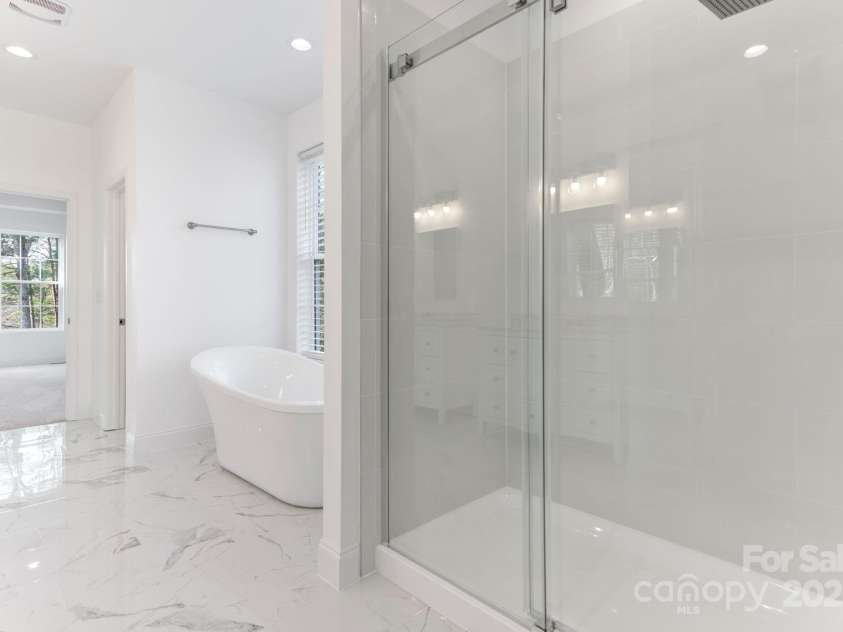 690 Settlers Trail, Mars Hill, NC 28754.  MLS# CAR4259983, YatesRealty ID 25096. Master Bath