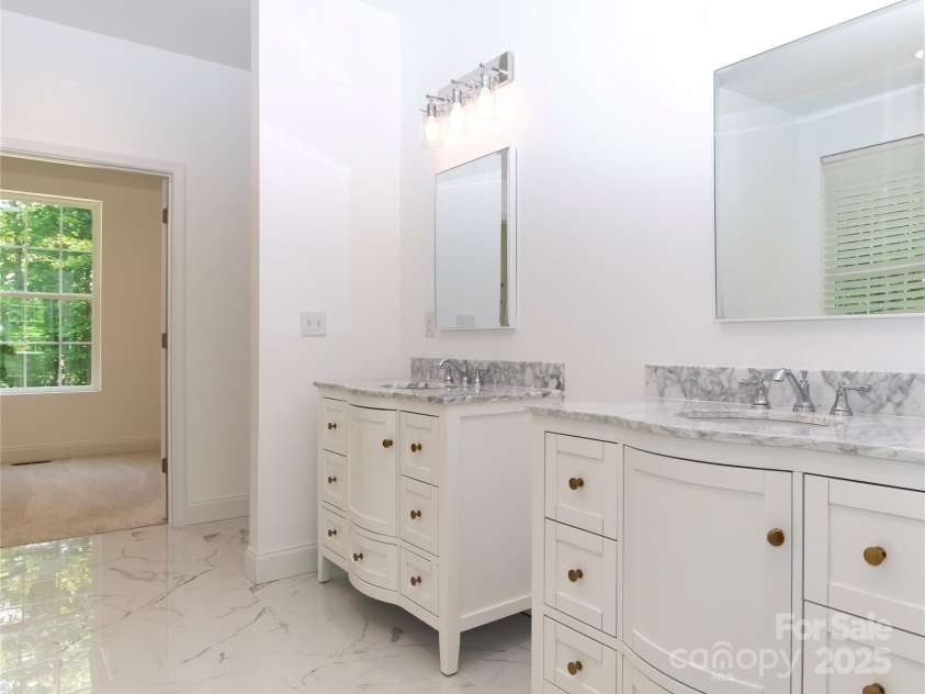 690 Settlers Trail, Mars Hill, NC 28754.  MLS# CAR4259983, YatesRealty ID 25096. Primary Bath