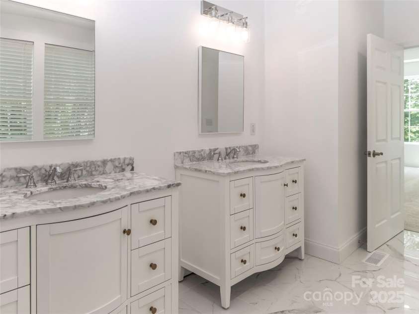 690 Settlers Trail, Mars Hill, NC 28754.  MLS# CAR4259983, YatesRealty ID 25096. Primary Bath