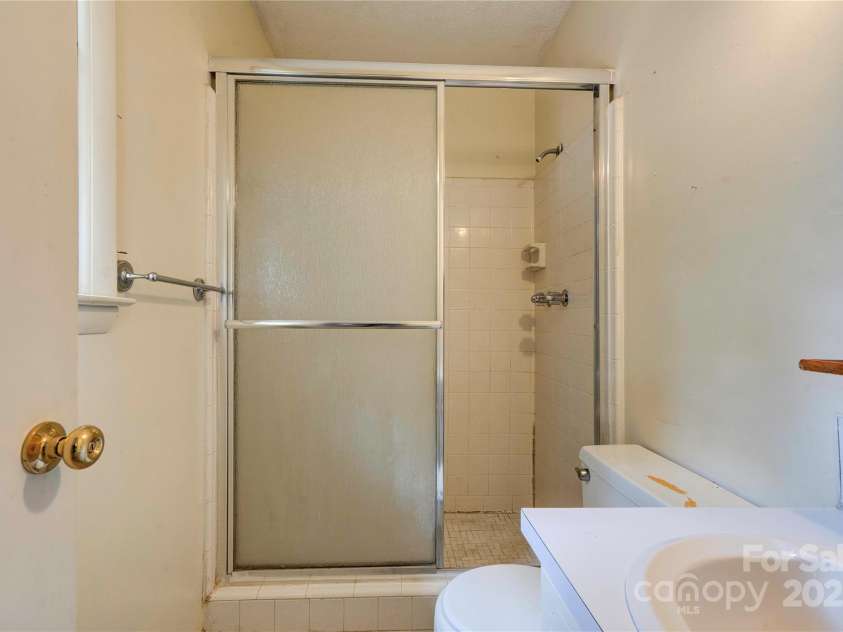 105 Hopewell Church Road, Shelby, NC 28150.  MLS# CAR4267193, YatesRealty ID 25098. Primary Bath