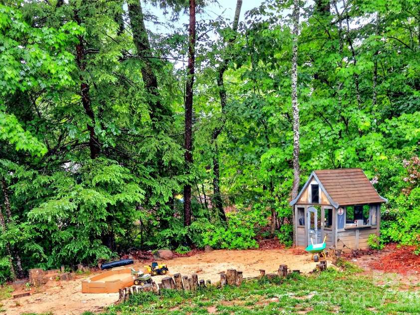 132 Maple Ridge Drive, Old Fort, NC 28762.  MLS# CAR4385592, YatesRealty ID 25098. 