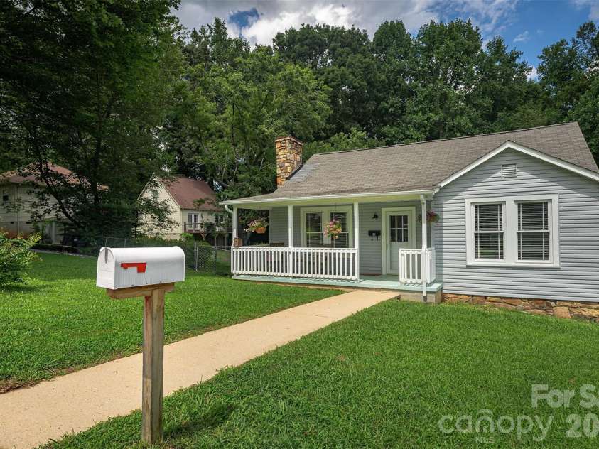 31 Tremont Street, Marion, NC 28752.  MLS# CAR4365478, YatesRealty ID 25099. 