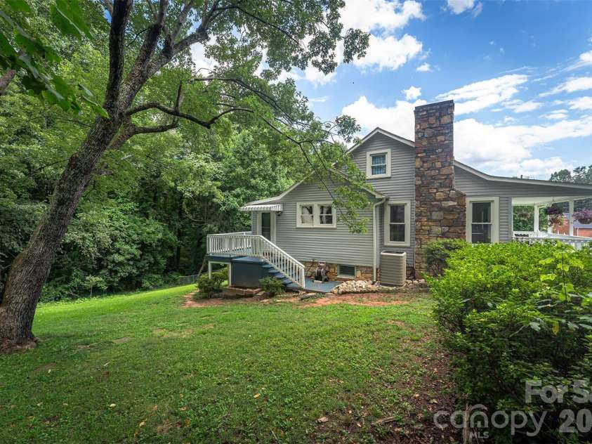 31 Tremont Street, Marion, NC 28752.  MLS# CAR4365478, YatesRealty ID 25099. 