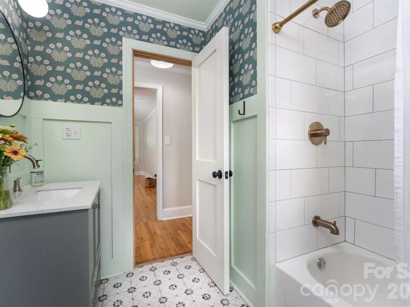 31 Tremont Street, Marion, NC 28752.  MLS# CAR4365478, YatesRealty ID 25099. 