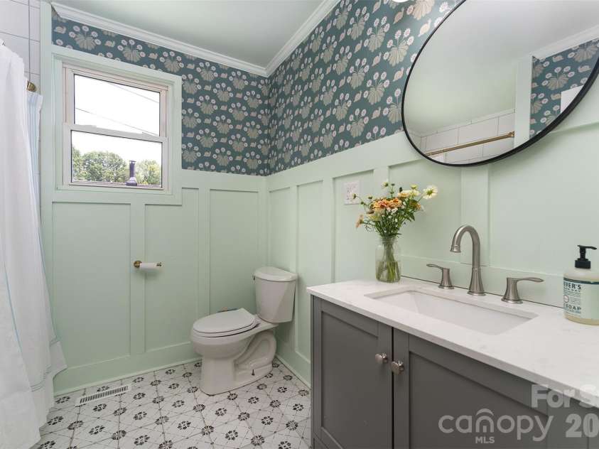 31 Tremont Street, Marion, NC 28752.  MLS# CAR4365478, YatesRealty ID 25099. 