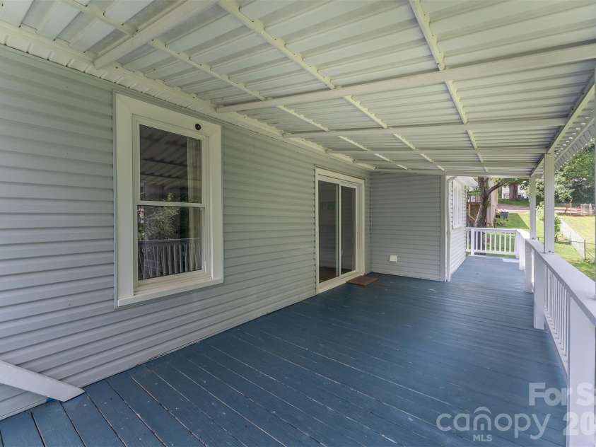 31 Tremont Street, Marion, NC 28752.  MLS# CAR4365478, YatesRealty ID 25099. 
