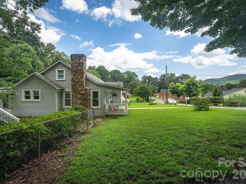 31 Tremont Street, Marion, NC 28752.  MLS# CAR4365478, YatesRealty ID 25099. 