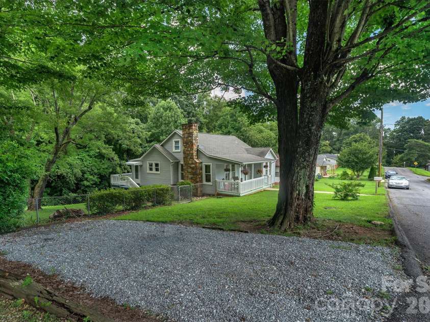 31 Tremont Street, Marion, NC 28752.  MLS# CAR4365478, YatesRealty ID 25099. 