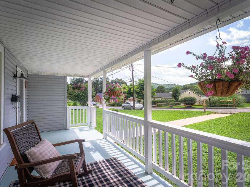 31 Tremont Street, Marion, NC 28752.  MLS# CAR4365478, YatesRealty ID 25099. 