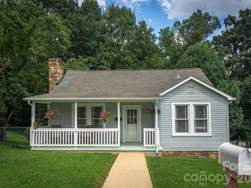 31 Tremont Street, Marion, NC 28752.  MLS# CAR4365478, YatesRealty ID 25099. 