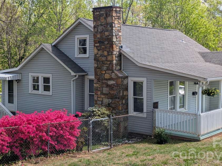 31 Tremont Street, Marion, NC 28752.  MLS# CAR4365478, YatesRealty ID 25099. 