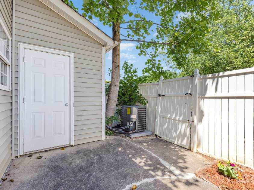 9664 Littleleaf Drive, Charlotte, NC 28215.  MLS# CAR4272439, YatesRealty ID 25101. 