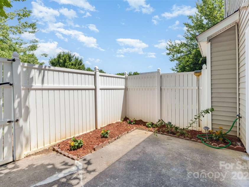 9664 Littleleaf Drive, Charlotte, NC 28215.  MLS# CAR4272439, YatesRealty ID 25101. 