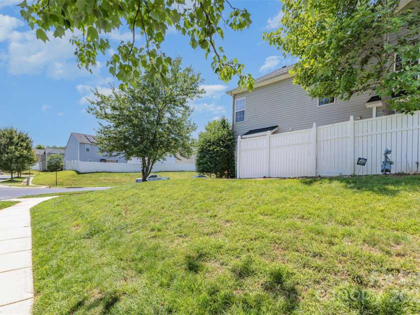9664 Littleleaf Drive, Charlotte, NC 28215.  MLS# CAR4272439, YatesRealty ID 25101. 