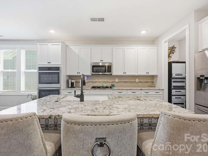 7210 Overjoyed Crossing, Charlotte, NC 28215.  MLS# CAR4383574, YatesRealty ID 25103. 