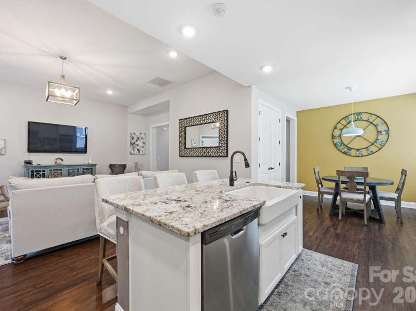 7210 Overjoyed Crossing, Charlotte, NC 28215.  MLS# CAR4383574, YatesRealty ID 25103. 