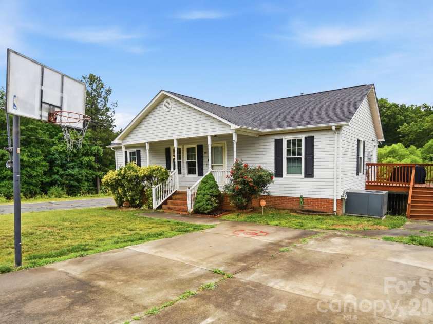 1114 Lakeview Street, Kannapolis, NC 28083.  MLS# CAR4384208, YatesRealty ID 25105. 