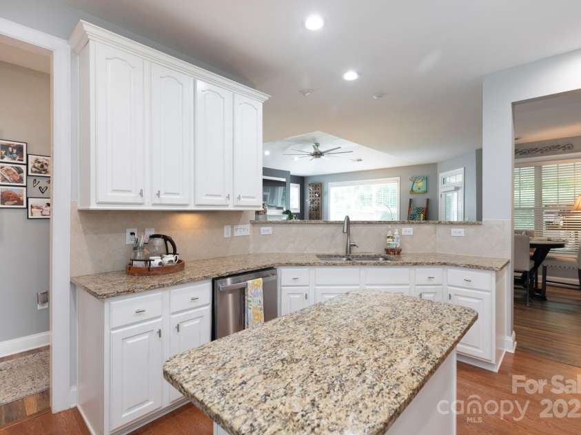 9826 Springholm Drive, Charlotte, NC 28278.  MLS# CAR4277978, YatesRealty ID 25105. 