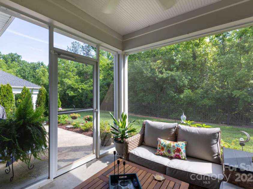 9826 Springholm Drive, Charlotte, NC 28278.  MLS# CAR4277978, YatesRealty ID 25105. 