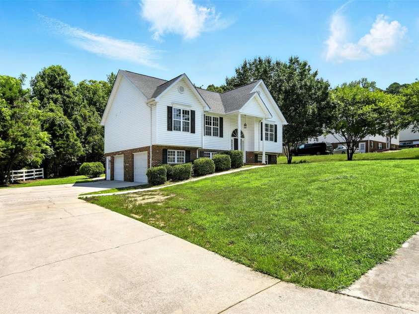 156 Autumn Woods Boulevard, Mount Holly, NC 28120.  MLS# CAR4276951, YatesRealty ID 25107. 