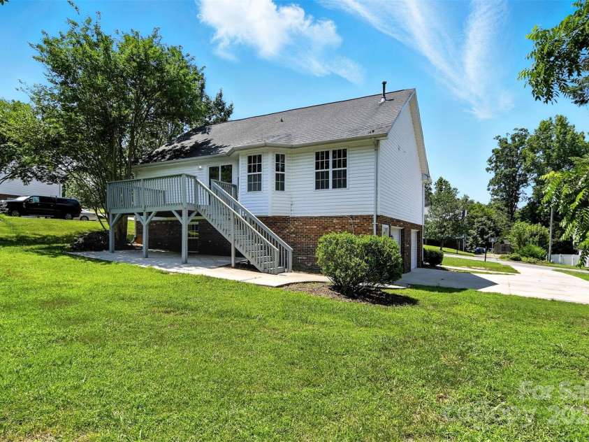 156 Autumn Woods Boulevard, Mount Holly, NC 28120.  MLS# CAR4276951, YatesRealty ID 25107. 