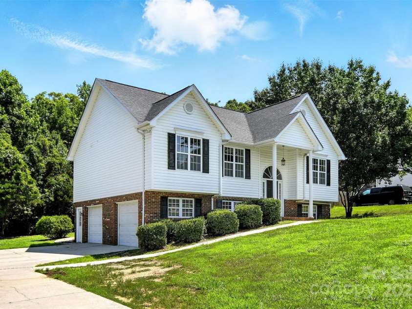 156 Autumn Woods Boulevard, Mount Holly, NC 28120.  MLS# CAR4276951, YatesRealty ID 25107. 