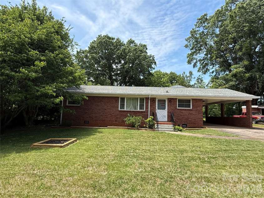 2012 Deal Avenue, Newton, NC 28658.  MLS# CAR4376305, YatesRealty ID 25107. 