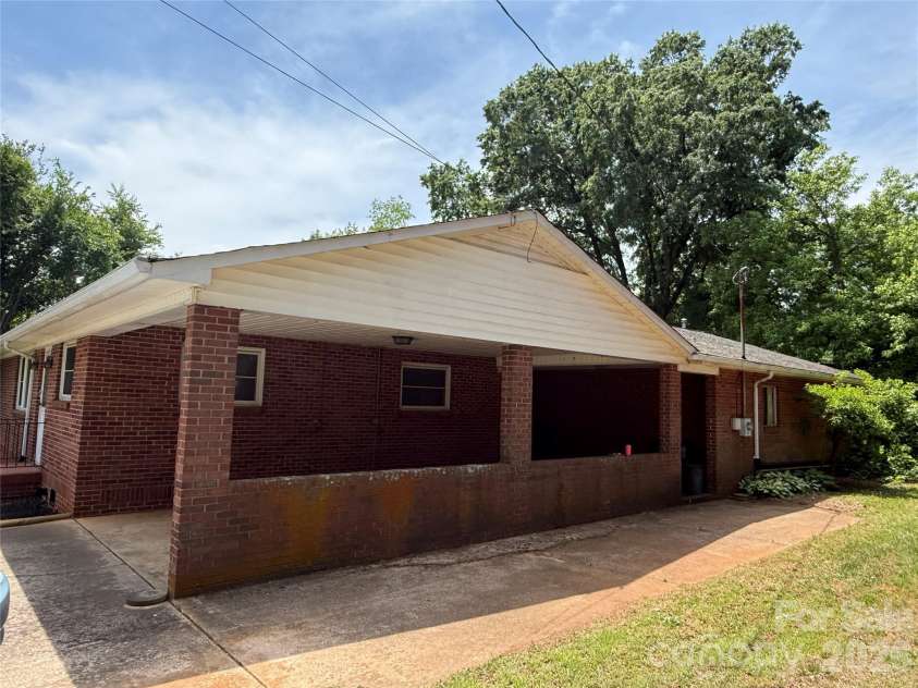 2012 Deal Avenue, Newton, NC 28658.  MLS# CAR4376305, YatesRealty ID 25107. 
