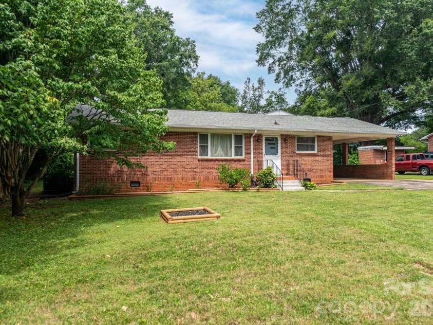 2012 Deal Avenue, Newton, NC 28658.  MLS# CAR4376305, YatesRealty ID 25107. 