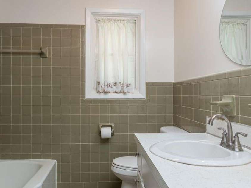 2012 Deal Avenue, Newton, NC 28658.  MLS# CAR4376305, YatesRealty ID 25107. Main bath