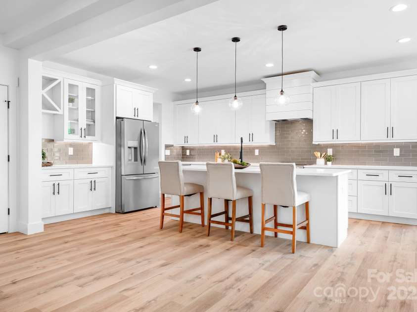 104 Arbor Drive, Waxhaw, NC 28173.  MLS# CAR4258251, YatesRealty ID 25109. The kind of kitchen that makes you want to host Sunday brunch and weeknight dinners… and maybe show it off a little too.