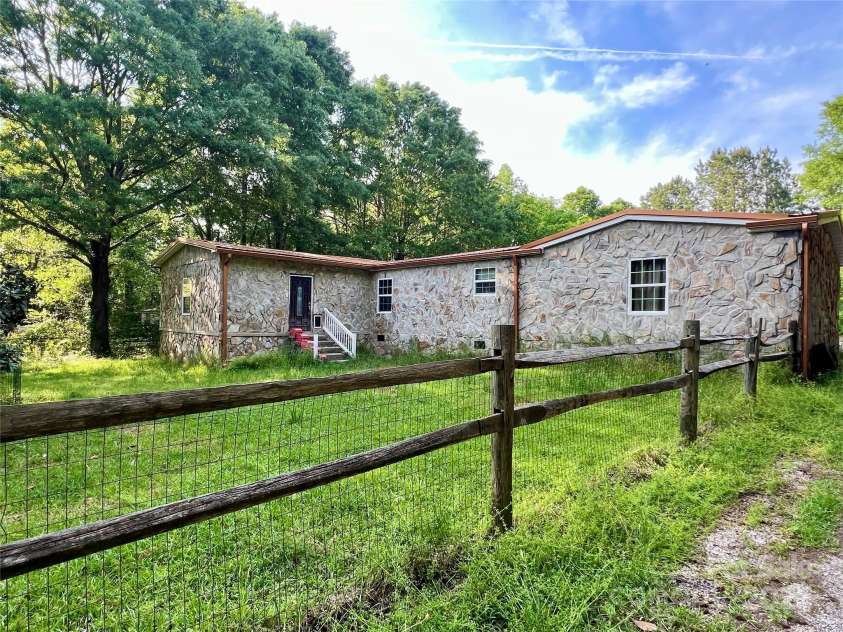 6832 Mandarin Drive, Rock Hill, SC 29732.  MLS# CAR4277571, YatesRealty ID 25110. 