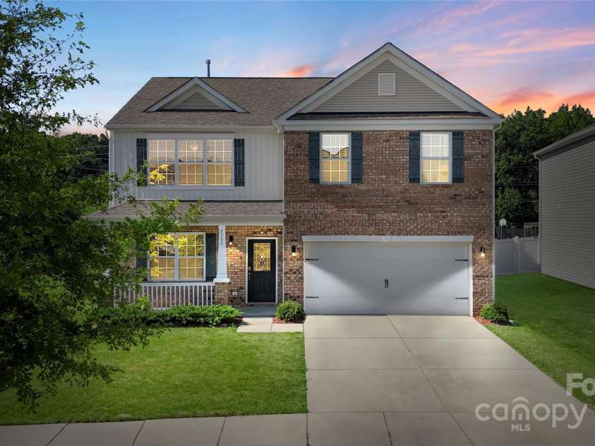 7025 Pennyroyal Way, Charlotte, NC 28216.  MLS# CAR4278799, YatesRealty ID 25111. 