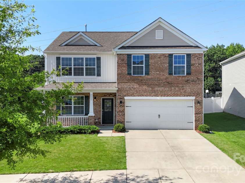 7025 Pennyroyal Way, Charlotte, NC 28216.  MLS# CAR4278799, YatesRealty ID 25111. 