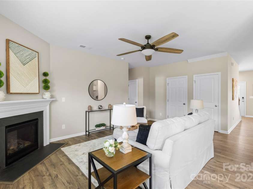 7025 Pennyroyal Way, Charlotte, NC 28216.  MLS# CAR4278799, YatesRealty ID 25111. 