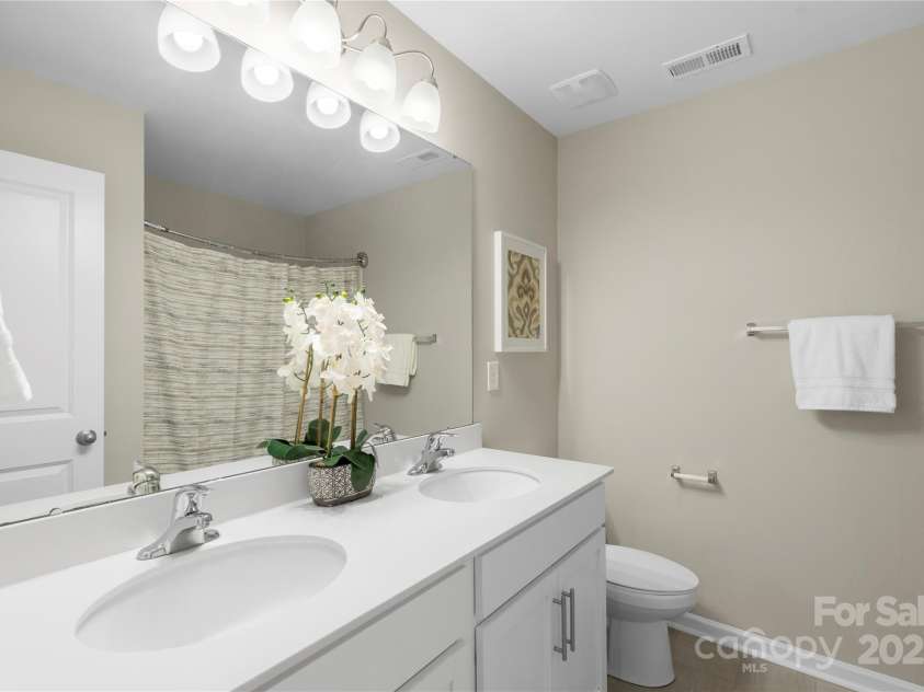 7025 Pennyroyal Way, Charlotte, NC 28216.  MLS# CAR4278799, YatesRealty ID 25111. 