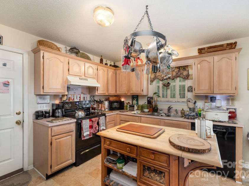 7524 Heronwood Lane, Charlotte, NC 28227.  MLS# CAR4277513, YatesRealty ID 25113. 