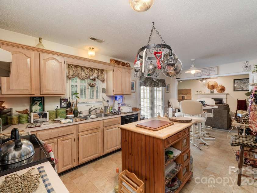 7524 Heronwood Lane, Charlotte, NC 28227.  MLS# CAR4277513, YatesRealty ID 25113. 