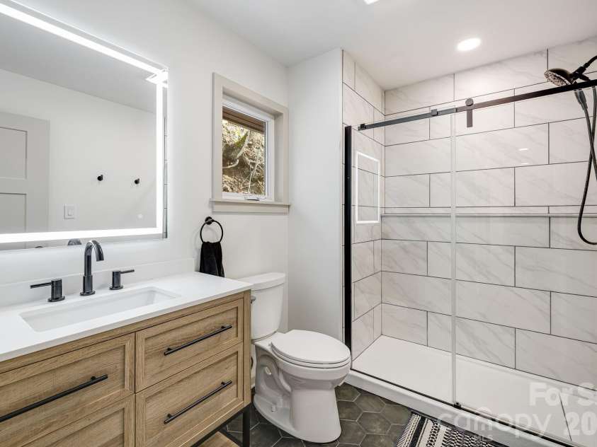 1065 Oak Ridge Lane, Mars Hill, NC 28754.  MLS# CAR4358606, YatesRealty ID 25115. Primary Private Bathroom