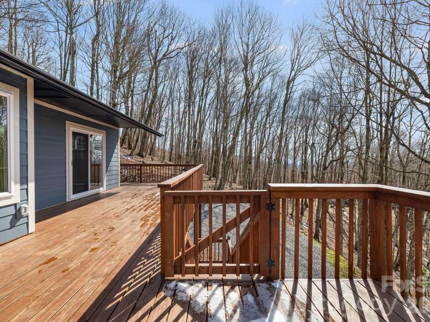 1065 Oak Ridge Lane, Mars Hill, NC 28754.  MLS# CAR4358606, YatesRealty ID 25115. Spacious Deck