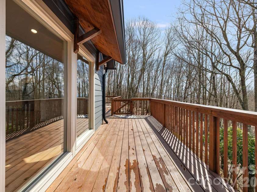 1065 Oak Ridge Lane, Mars Hill, NC 28754.  MLS# CAR4358606, YatesRealty ID 25115. Spacious Deck