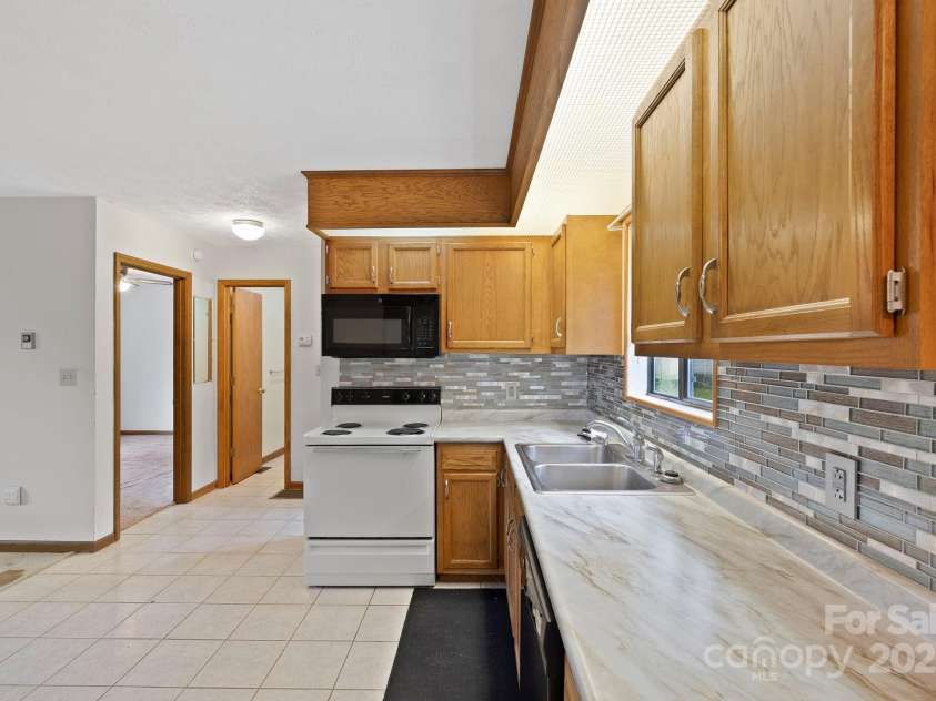 108 Deer Run Road, Mills River, NC 28759.  MLS# CAR4272417, YatesRealty ID 25118. 